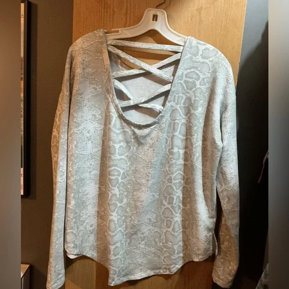 MTA Sport Gray Crisscross Back Top - Picture 1 of 3